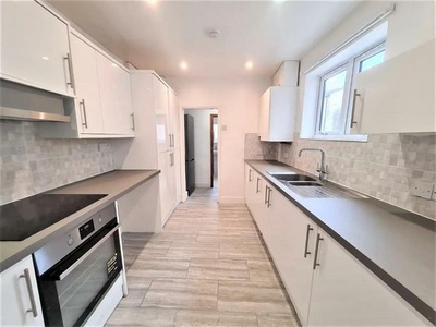 3 bedroom terraced house to rent London, E16 4HJ