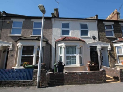 3 bedroom terraced house to rent Romford, RM6 6LP