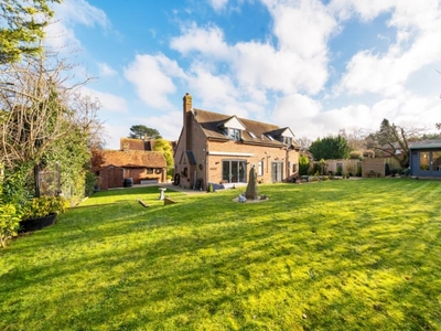 4 Bed House For Sale in Lewknor, Oxfordshire, OX49 - 5289713