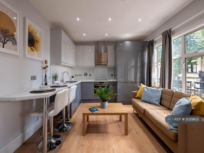 4 bedroom flat for rent in Wandsworth Bridge Road, London, SW6