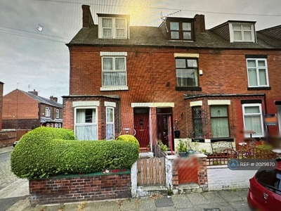 4 bedroom semi-detached house for rent in Oak Road, Salford, M7