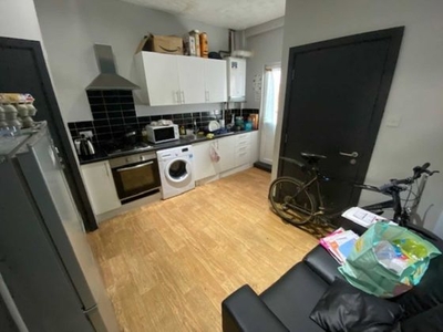 4 bedroom terraced house to rent Salford, M6 6BE