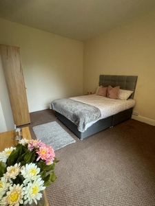 5 bedroom flat for rent in Trafford Road, Manchester, M30