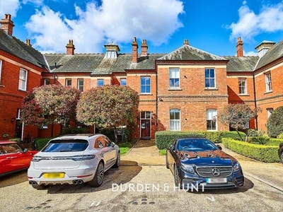 2 Bedroom Apartment For Sale In Repton Park, Woodford Green