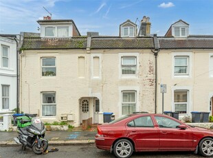 2 bedroom flat for sale in Gratwicke Road, Worthing, West Sussex, BN11