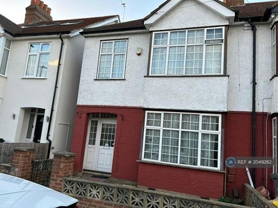 3 Bedroom Semi-detached House For Rent In Hounslow
