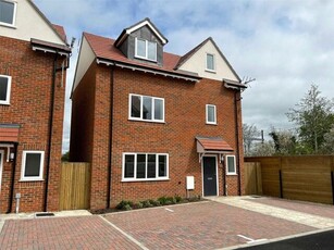 4 Bedroom Detached House For Sale In Padworth, Reading