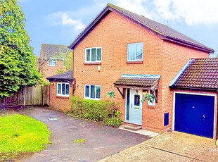 4 bedroom link detached house for sale in Ilfracombe Way, Lower Earley, Reading, RG6