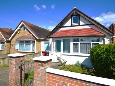 Bungalow to rent in St Johns Road, Slough, Berkshire SL2