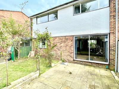 Detached house to rent in Fraser Avenue, Caversham, Berkshire RG4