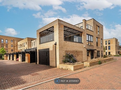 End terrace house to rent in Whittle Avenue, Trumpington, Cambridge CB2