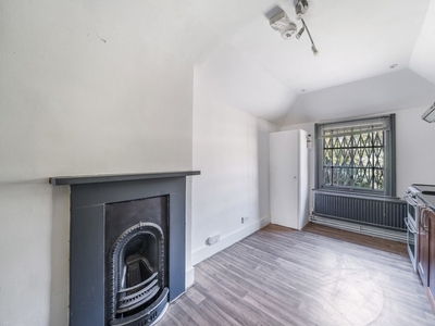 Flat to rent - Catford Hill, London, SE6