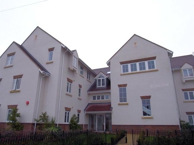 Flat to rent in Bonham House, Kingfield Road, Woking, Surrey GU22