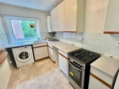 Flat to rent in Calderdale, Wollaton, Nottingham NG8