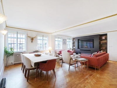 Flat to rent in Chiltern Court, Baker Street NW1