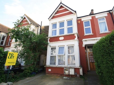 Flat to rent in Claremont Road, Westcliff-On-Sea SS0