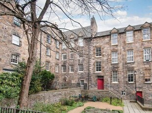 Flat to rent in Coinyie House Close, Old Town, Edinburgh EH1