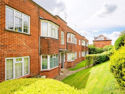 Flat to rent in Crescent View, High Road, Loughton IG10