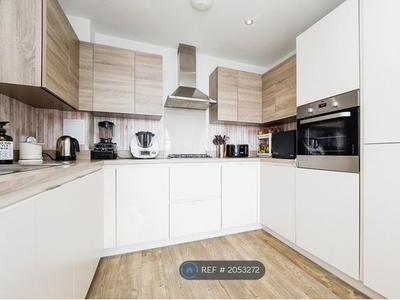 Flat to rent in Farsby House, Barking IG11