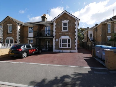 Flat to rent in Flat 7, Woodside, Bournemouth BH1