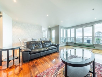 Flat to rent in Fountain House, 16 St. George Wharf, London SW8