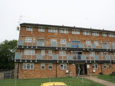 Flat to rent in Graham House, Timperley Gardens, Redhill RH1