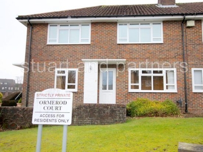 Flat to rent in Heath Road, Haywards Heath RH16