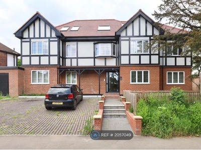 Flat to rent in Hillcrest Gardens, Esher KT10
