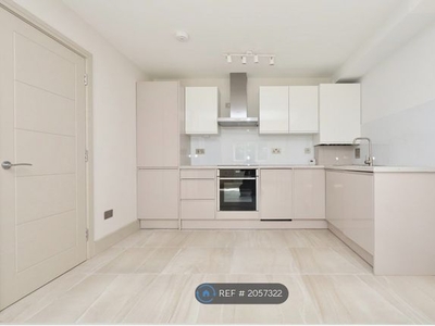 Flat to rent in Hillcrest Gardens, Esher KT10