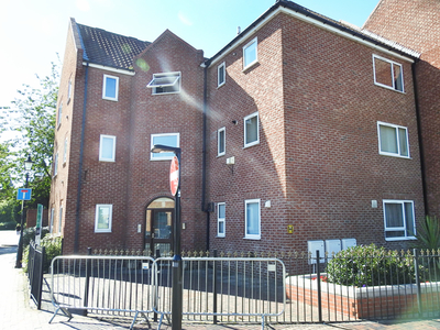 Flat to rent in Lawson Court, High Street HU1
