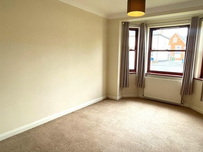Flat to rent in Netley Street, Farnborough GU14