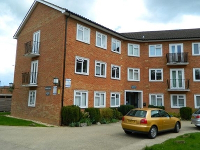 Flat to rent in Pelham Court, Bishopric, Horsham RH12