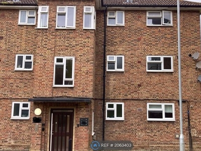 Flat to rent in Petersfield Avenue, Romford RM3