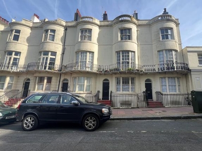 Flat to rent in Regency Square, Brighton BN1
