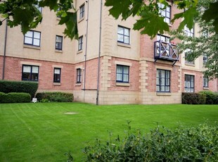 Flat to rent in Russell Gardens, Roseburn, Edinburgh EH12