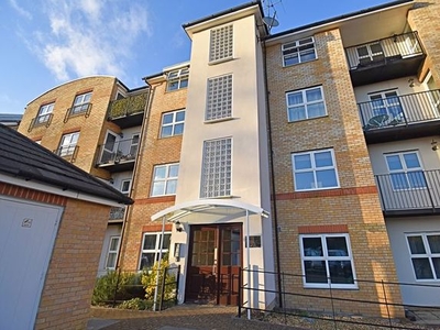Flat to rent in Russell Road, Town Centre, Basingstoke RG21