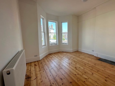 Flat to rent in Russell Terrace, Leamington Spa CV31