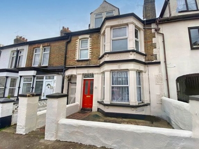 Flat to rent in Seaview Road, Southend On Sea SS3