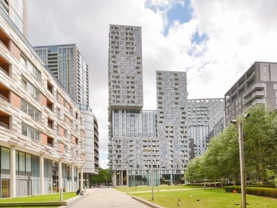 Flat to rent in Talisman Tower, Lincoln Plaza, London E14