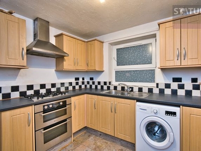 Flat to rent in Thornhill Gardens, Barking, East London, Essex IG11