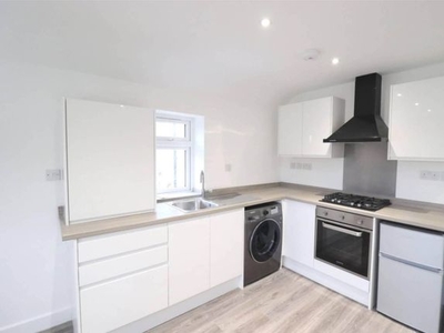 Flat to rent in Totteridge Road, High Wycombe HP13