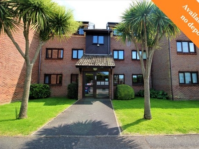 Flat to rent in Woodrush Crescent, Locks Heath, Southampton, Hampshire SO31