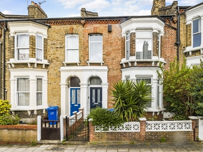 Terraced House to rent - Shenley Road, London, SE5