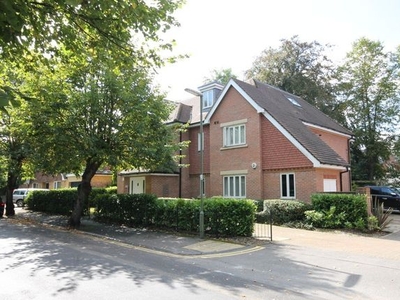 Penthouse to rent in Garlands Road, Leatherhead KT22