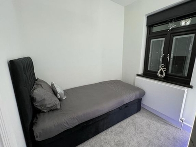 Room to rent in Beehive Lane, Ilford IG1