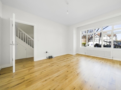 Semi-detached House to rent - Watermead Road, London, SE6
