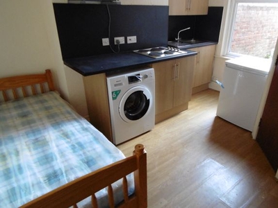 Studio to rent in Coundon Road, Coventry CV1