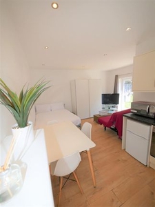 Studio to rent in Flat 8, Woodside, Bournemouth BH1