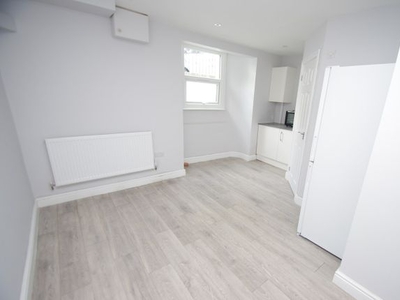 Studio to rent in Gladstone Road, Watford WD17