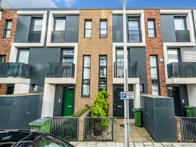 Terraced House for sale - Hawthorne Crescent, Greenwich, SE10